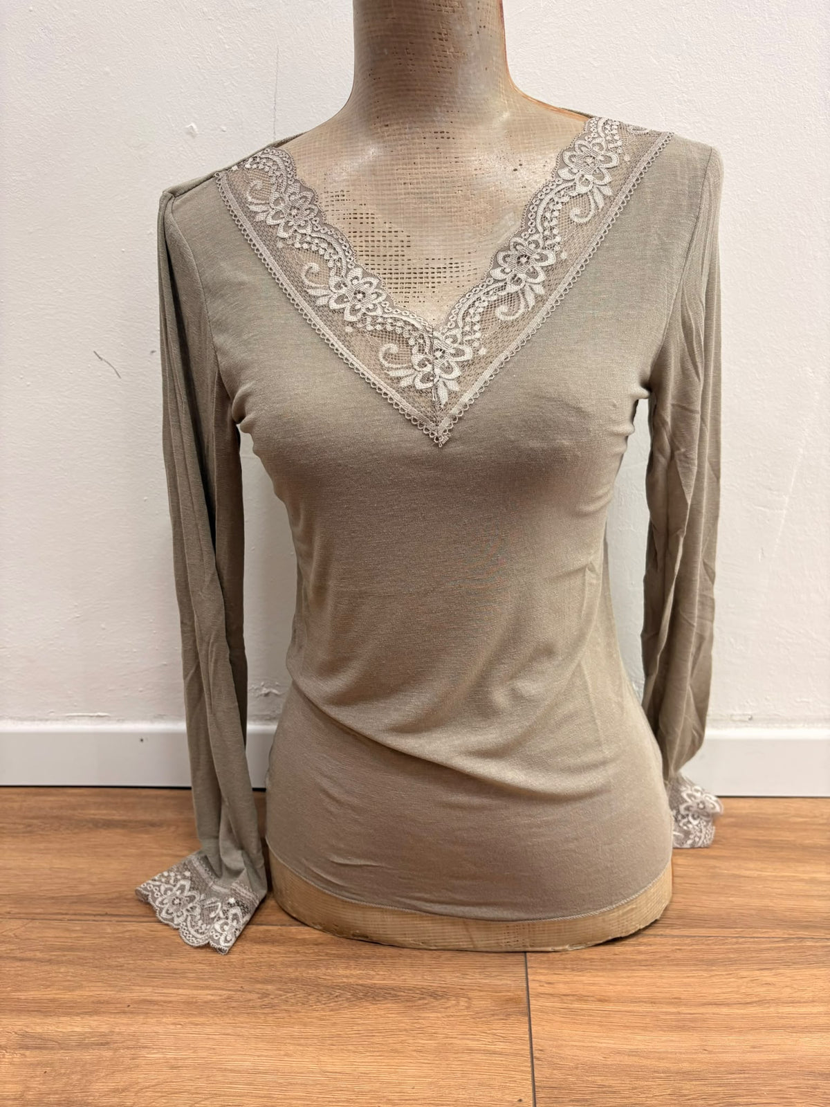 Maglia Misto Cashmere con Scollo a V e Pizzo
